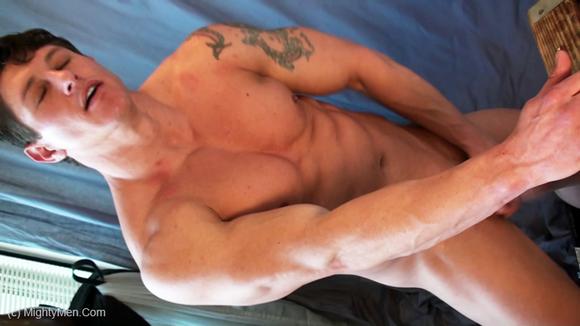 muscular bodybuilder Jay Diamond jerking off