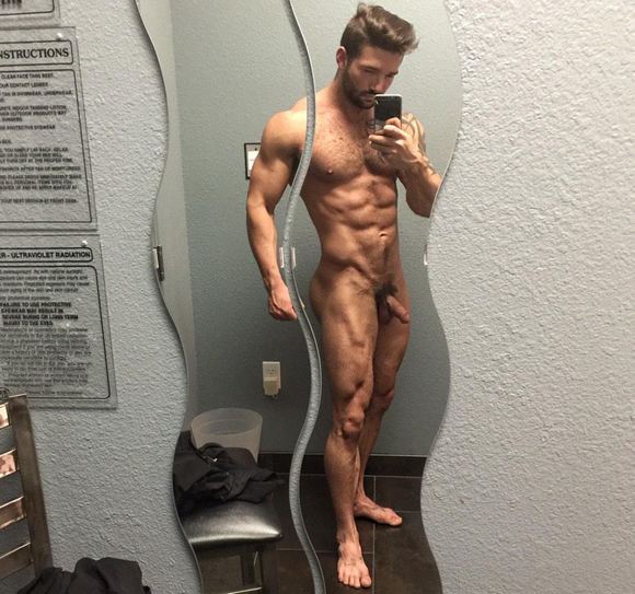 Fratmen Maddox Naked selfie