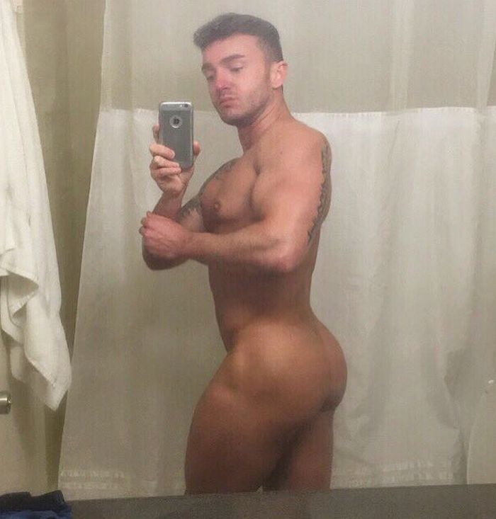 jake-ashford-muscle-naked-selfie-3