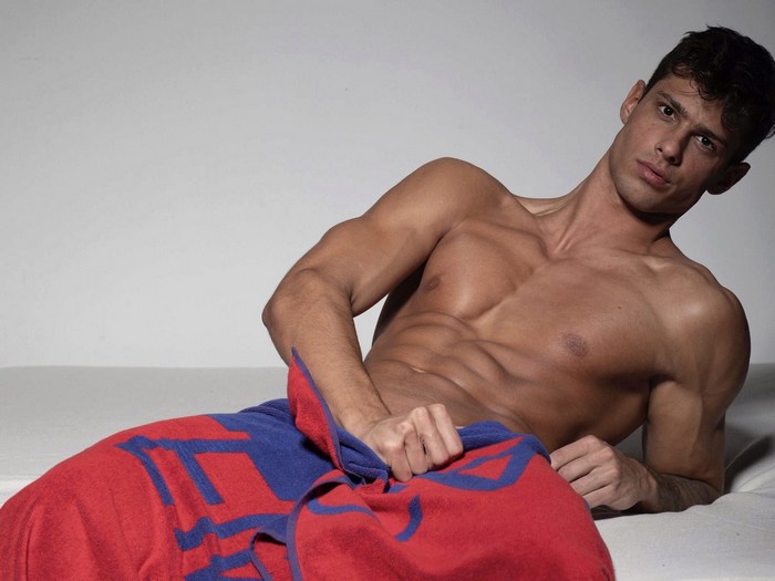 Gianni Avedon Muscle Hunk Shirtless Male Cam Model Flirt4Free 