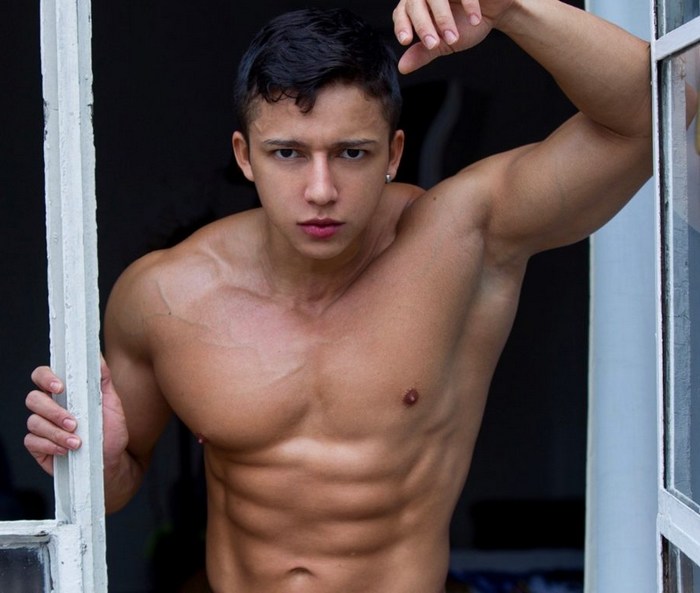 Juandres Latino Muscle Hunk Shirtless Male Cam Model Flirt4Free