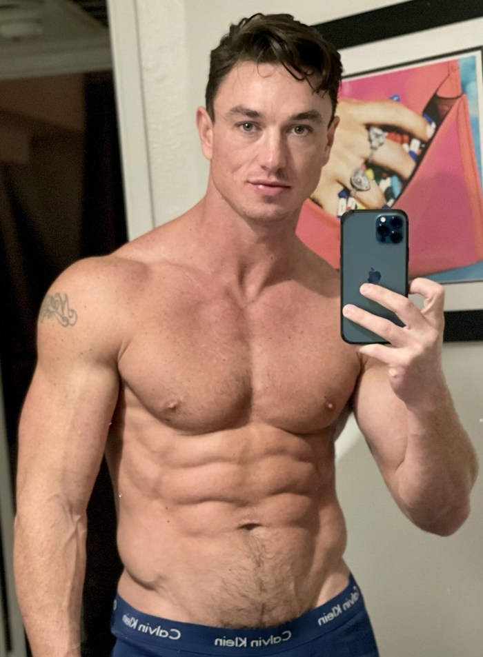 Cade Maddox Gay Porn Star Muscle Hunk Shirtless Selfie