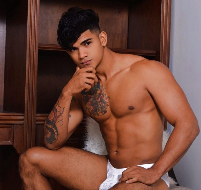 Tony Mars Flirt4Free Cam Model Shirtless Muscle Hunk Colombian Stud 