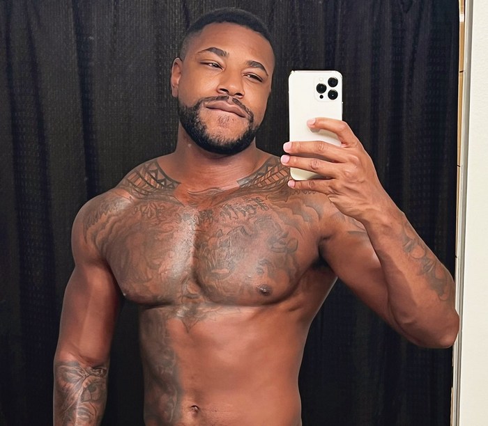 Reign Gay Porn Star Black Muscle Hunk Shirtless Selfie