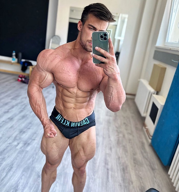 Beau Tucker Flirt4Free Male Cam Model Shirtless Muscle Hunk Bodybuilder