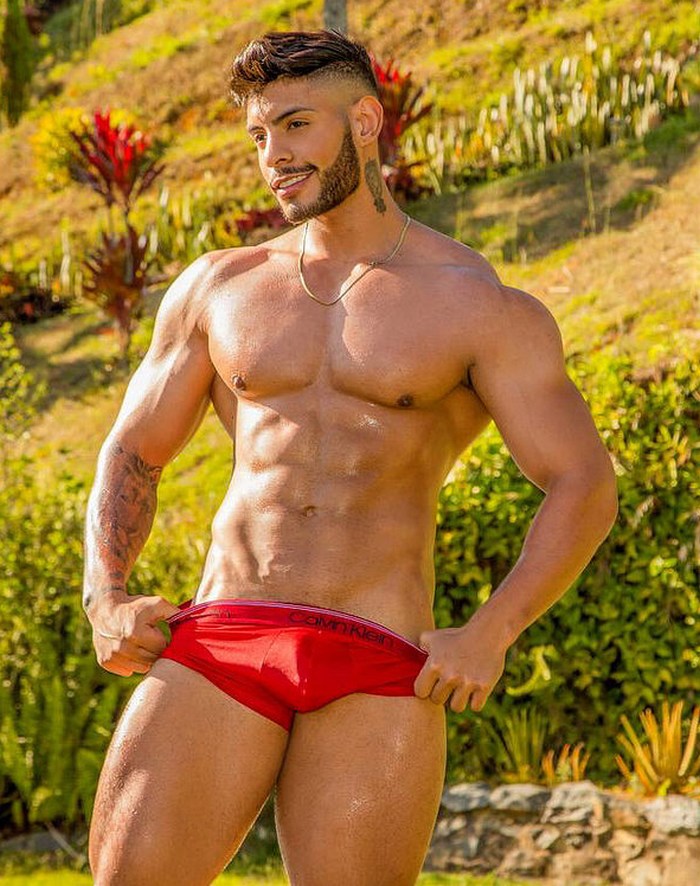 Max Wyatt Flirt4Free Male Cam Model Shirtless Muscle Hunk
