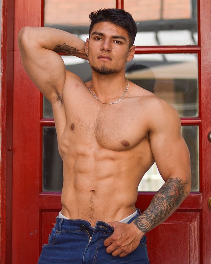 Noah Kai Flirt4Free Male Cam Model Shirtless Muscle Hunk