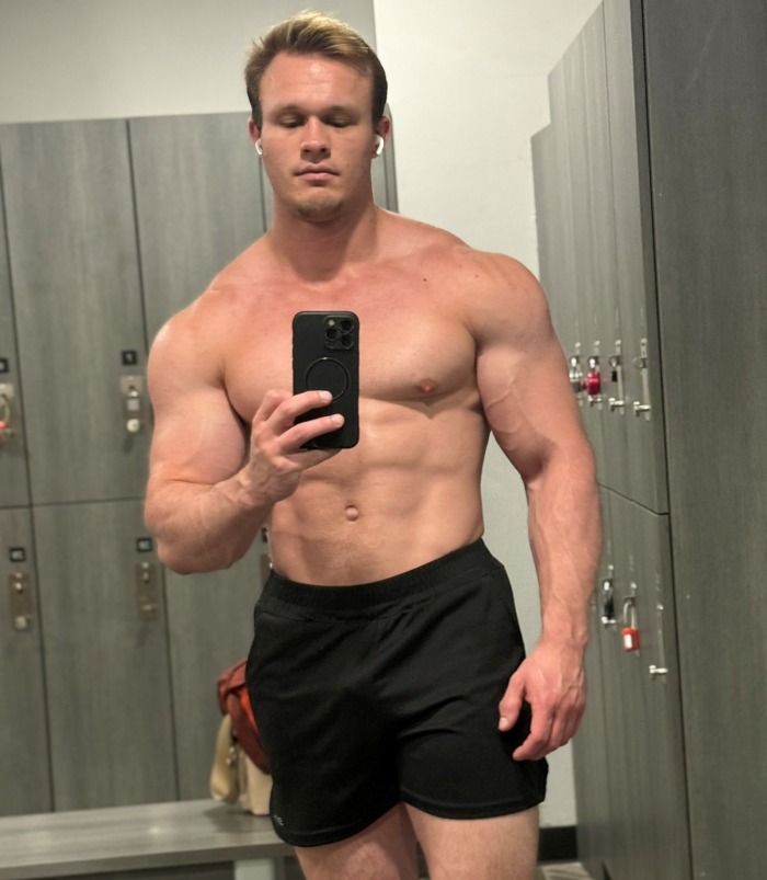 Gymbo3x Gay Porn Star Bodybuilder Shirtless Selfie
