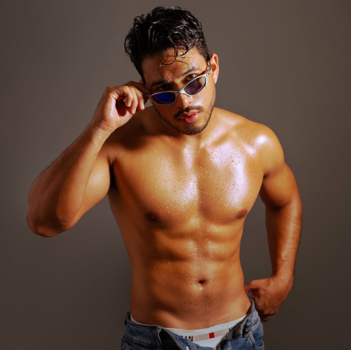 Lian Cruz Flirt4Free Shirtless Muscle Hunk