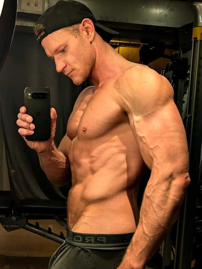 Zander Fly Gay Porn Star Shirtless Muscle Hunk Selfie