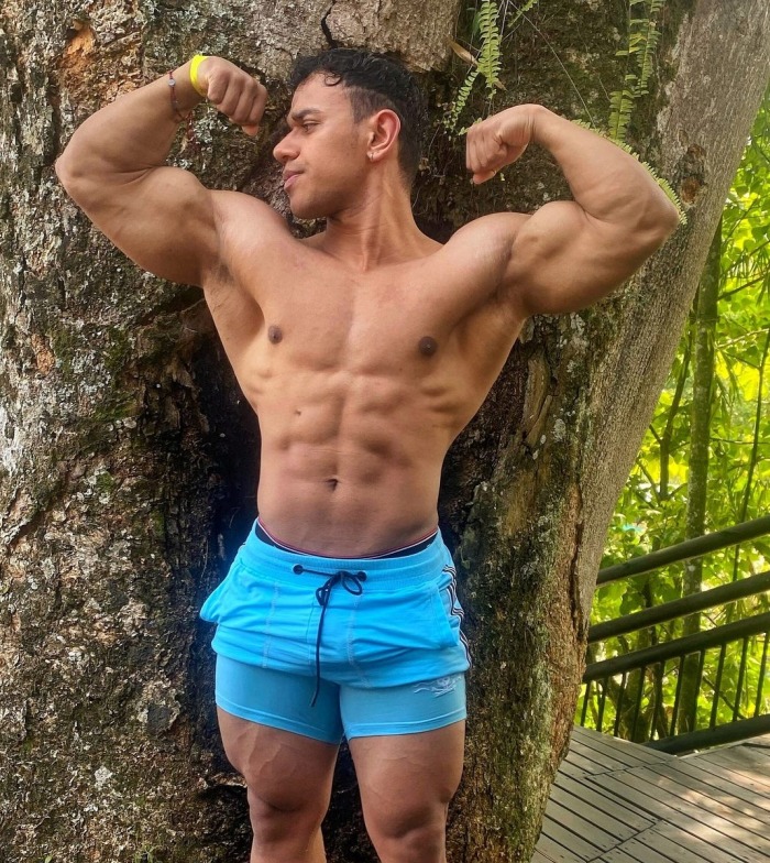 Aaron Velour Flirt4Free Muscle Hunk Cam Male Model