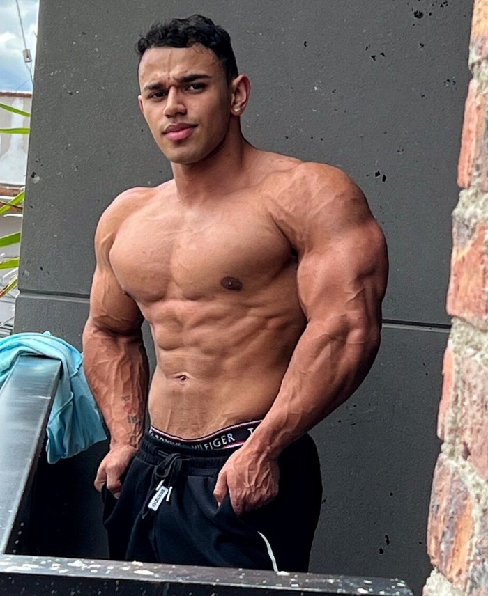 Aaron Velour Flirt4Free Muscle Hunk Cam Male Model
