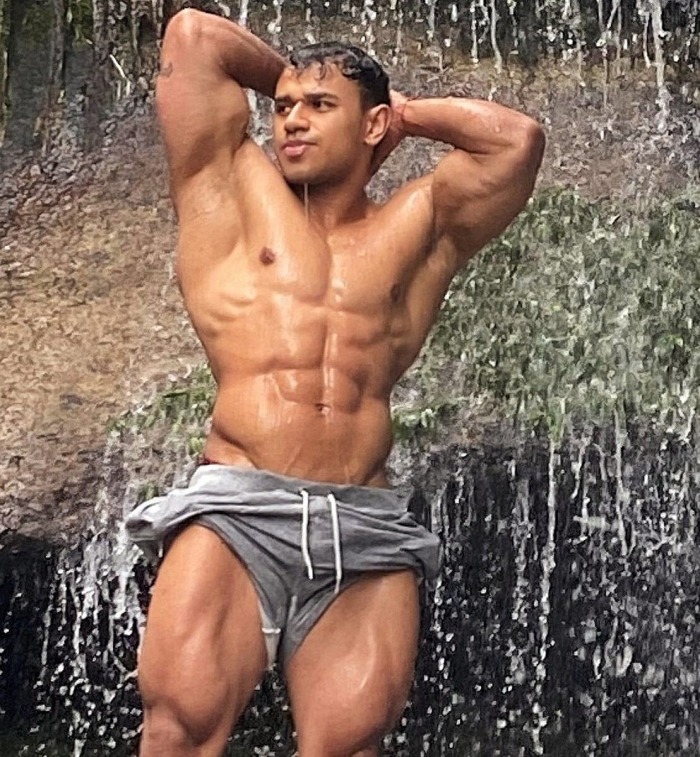Aaron Velour Flirt4Free Muscle Hunk Cam Male Model