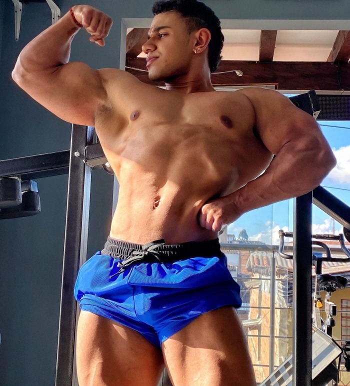 Aaron Velour Flirt4Free Muscle Hunk Cam Male Model